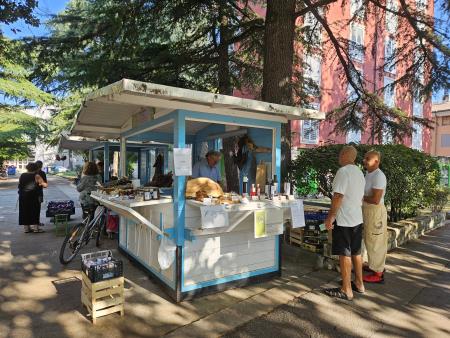 Obiskovalci najbolj povprašujejo po oljčnem olju, česnu, figah, opaža Bruno Vojvoda. 